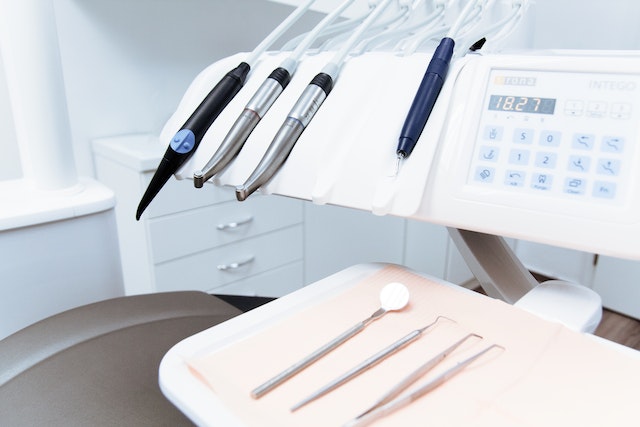 Dlaczego warto wyposażyć swój gabinet w narzędzia stomatologiczne do wybielania zębów